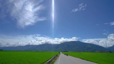 Mavi gökyüzü, beyaz bulutlar, pirinç tarlaları resim gibi. Doğu Rift Vadisi Ulusal Sahne Bölgesi, Taitung County, Tayvan. 2021
