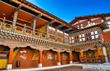 Rinpung Dzong, Paro Dzong, Butan - 17 Kasım 2019: Budist manastırı ve hükümet idaresi. Bina muhteşem ve zarif. Boyalı duvarlar ve güzel ahşap oymalar göze hoş geliyor..