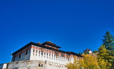 Rinpung Dzong, Paro Dzong, Butan - 17 Kasım 2019: Budist manastırı ve hükümet idaresi. Bina muhteşem ve zarif. Boyalı duvarlar ve güzel ahşap oymalar göze hoş geliyor..