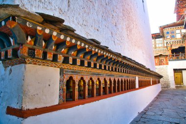 Rinpung Dzong, Paro Dzong, Butan - 17 Kasım 2019: Budist manastırı ve hükümet idaresi. Bina muhteşem ve zarif. Boyalı duvarlar ve güzel ahşap oymalar göze hoş geliyor..