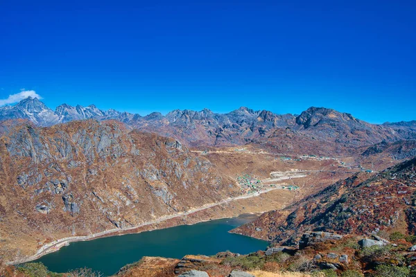 Lago Alpino Rodeado Montañas Agua Del Lago Azul Vista Las —  Fotos de Stock