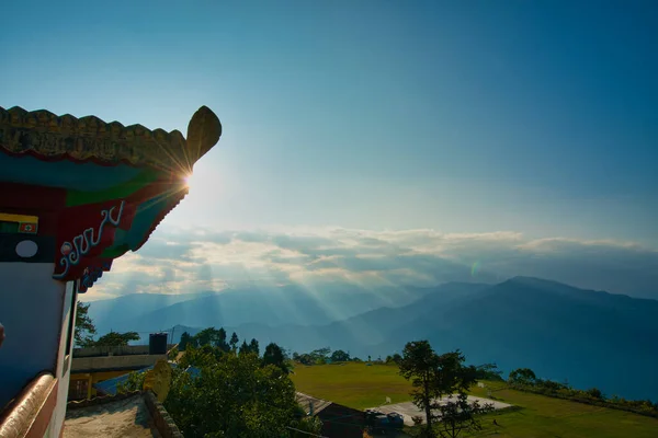 Sol Cae Montaña Través Las Nubes Esquina Del Techo Del —  Fotos de Stock