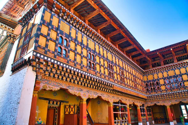 Rinpung Dzong, Paro Dzong, Butan - 17 Kasım 2019: Budist manastırı ve hükümet idaresi. Bina muhteşem ve zarif. Boyalı duvarlar ve güzel ahşap oymalar göze hoş geliyor..