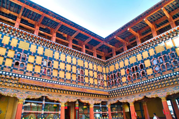 Rinpung Dzong, Paro Dzong, Butan - 17 Kasım 2019: Budist manastırı ve hükümet idaresi. Bina muhteşem ve zarif. Boyalı duvarlar ve güzel ahşap oymalar göze hoş geliyor..