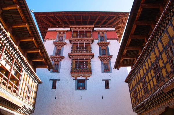Rinpung Dzong, Paro Dzong, Butan - 17 Kasım 2019: Budist manastırı ve hükümet idaresi. Bina muhteşem ve zarif. Boyalı duvarlar ve güzel ahşap oymalar göze hoş geliyor..