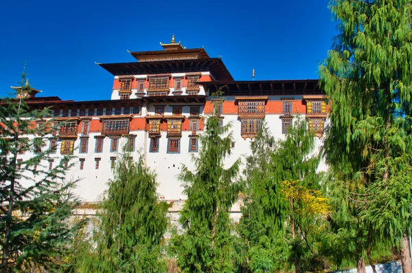 Rinpung Dzong, Paro Dzong, Butan - 17 Kasım 2019: Budist manastırı ve hükümet idaresi. Bina muhteşem ve zarif. Boyalı duvarlar ve güzel ahşap oymalar göze hoş geliyor..