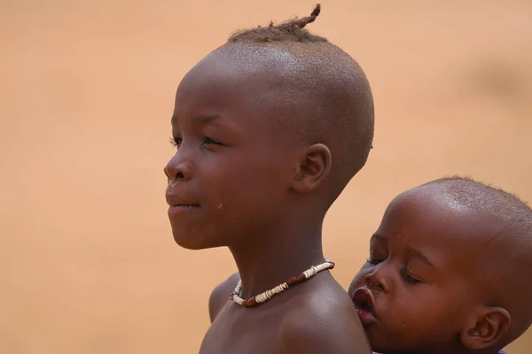 Kmen Himba Severní Namibie Října2019 Himba Chlapec Copánky Hlavě Který — Stock fotografie