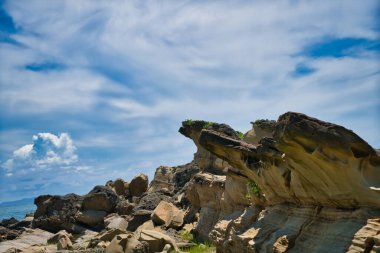 Okyanustaki erozyon ve yıpranma. Garip kayalar ve taşlar oluşturur. Fugang Geopark (Xiaoyeliu), Doğal Taş Heykel Parkı. Taitung County, Tayvan. Eylül 2021