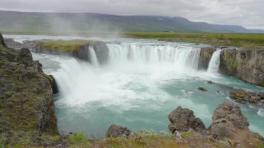 İzlanda 'nın en iyi on şelalesinden biri olan Skjalfanda Nehri' ndeki mavi aynaya benzeyen, önden Godafoss Şelalesi İzlanda 'ya hayranlık duyun..