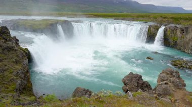 Godafoss Şelalesi İzlanda Tanrılarının Şelalesi 'nin yavaş çekimi geniş bazalt şelalesinin üzerinde huzurlu bir turkuaz su akışı gösteriyor..