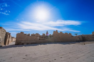 2025 'te çekilen antik harabeler ve açık mavi gökyüzü ile Lüksemburg' daki Karnak Tapınağı 'nın üzerinde gün doğumunun güzelliğini yakalayın..