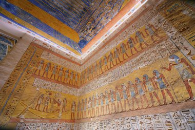 Krallar Vadisi, Mısır - 18 Ocak 2025: Ramesses IX mezarlığındaki yılanlar, ilahlar ve kartuşlarla Gece Kitabı 'nı tasvir eden duvar resimleri.