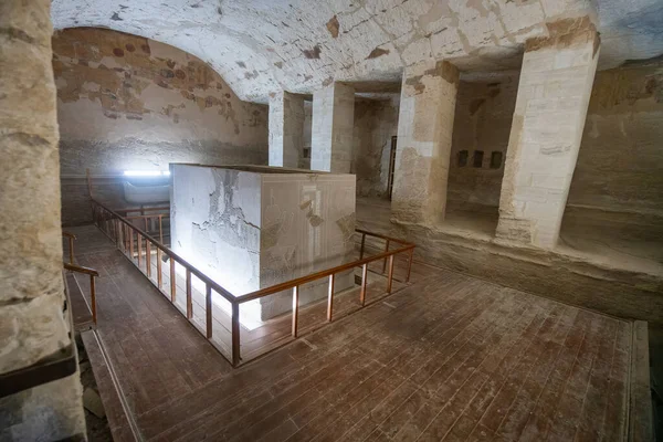 Krallar Vadisi, Mısır - 18 Ocak 2025: Antik mezar içi taş lahit ve soluk duvar resimli sütunlar içerir. Site, Firavun Merenptah 'ın mezar odasını koruyor.. (