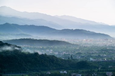 Guishan Adası silueti ve Yuanshan İlçesi Tayvan Işığı üzerindeki dramatik bulutlar ile birlikte destansı yaz şafağı okyanus dalgalarını yansıtır..
