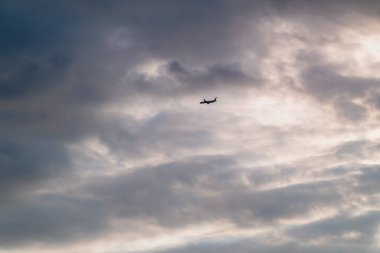 Yükseklik bulutları altında uçan yolcu uçağının dramatik bir videosu Shimen New Taipei şehrinde güzel bir yaz öğleden sonrasında çekildi..