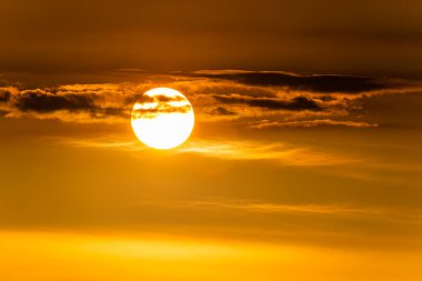 Shimen New Taipei City Tayvan 'daki Fuguei Cape Lighthouse' da muhteşem bir günbatımı videosu. Güneş deniz fenerinin arkasında batar ve turuncu bir gökyüzüne çarpıcı bir siluet yaratır..