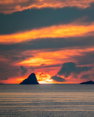 Keelung Adası üzerinde huzurlu bir yaz gündoğumu ve Keelung, Tayvan 'da açık pembe ve turuncu gökyüzü ile balıkçılık suları..