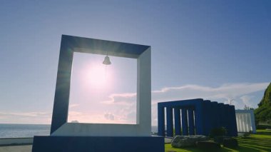 Wangli Mutluluk Meydanı New Taipei Şehri Tayvan 'da güneşli bir sonbahar sabahı güneş mavi ve beyaz çerçeve sanatında Keelung Adası' na doğru bir yıldız patlaması etkisi yaratır..