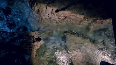 Iwaizumi 'deki Ryusendo Mağarası' ndan saf mavi su akar. Japonya 'nın en büyük kireçtaşı mağaralarından biridir..