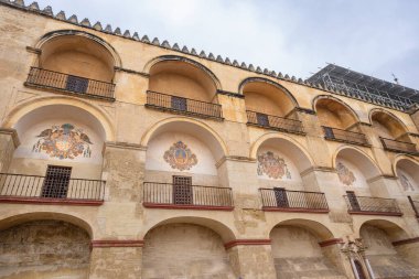 Antik İspanya 'nın Endülüs kenti Cordoba' da çok katmanlı kavisli oyuklar ve süslü hanedan amblemlerine sahip geleneksel İspanyol mimarisi.