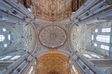 Cordoba, İspanya - 13 Mart 2025: Tarihi Katedral anıtının içindeki büyük Rönesans tarzı beyaz taş kasalar ve tavanların simetrisi.