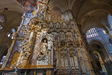 Toledo, İspanya - 14 Mart 2025: Tarihi Toledo Katedrali 'nin içindeki El Transparente sunağı ve Gotik mimarisinin süslü barok oymaları.