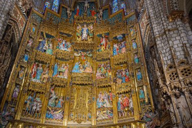 Toledo, İspanya - 14 Mart 2025 İspanya 'daki Toledo Başpiskoposu Aziz Mary Katedrali' nin görkemli altın sunağı..