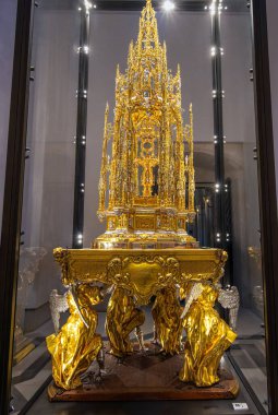 TOLEDO, İSPAN - 14 Mart 2025: Arfe 'nin Büyük Monstransı Toledo' nun Başpiskopos Mary Katedrali 'nin hazinesinde sergilendi..