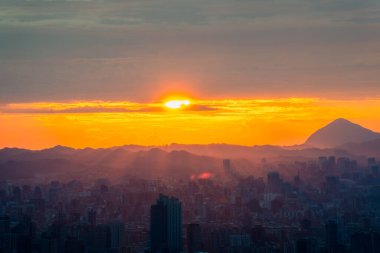 Tayvan, Shulin 'deki Dadao Dağı' ndan yakalanan Taipei şehrinde çarpıcı gün doğumunu yaşayın. Bu video, şafağın canlı renklerini ve şehrin siluetini gözler önüne seriyor..