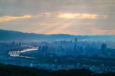 Görüntüler, Taipei şehrinde sürüklenen ince yağmuru dramatik bir ışık ve sisle görüntüler ve sinematik bir atmosfer yaratır. Shulin 'deki Dadao Dağı, New Taipei City, Tayvan. 2025