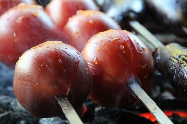 Lezzetli, lezzetli, lezzetli, lezzetli, sağlıklı. Odun ateşinde ızgara sebze. Izgara sebze. Üzerinde pişmiş şiş. Domates ve patates