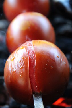 Lezzetli, lezzetli, lezzetli, lezzetli, sağlıklı. Odun ateşinde ızgara sebze. Izgara sebze. Üzerinde pişmiş şiş. Domates ve patates