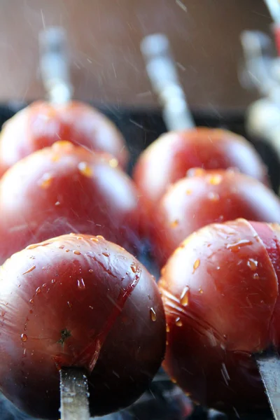 Saboroso, delicioso, saboroso, apetitoso, saudável. Legumes grelhados a lenha. Legumes grelhados. Cozido em espeto. Tomate & batata — Fotografia de Stock