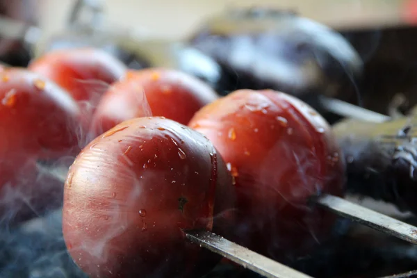 Saboroso, delicioso, saboroso, apetitoso, saudável. Legumes grelhados a lenha. Legumes grelhados. Cozido em espeto. Tomate & batata — Fotografia de Stock