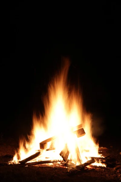 永遠の炎は常に燃える。火を噴く。消えない炎だ。炎の夜だ。炎の精. — ストック写真