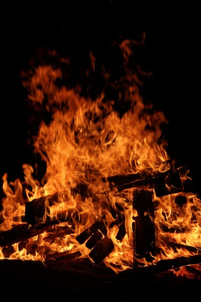 De eeuwige vlam zal altijd branden. Brandend vuur. Een onbrandbare vlam. Stomme avond. Branden van vlam. — Stockfoto