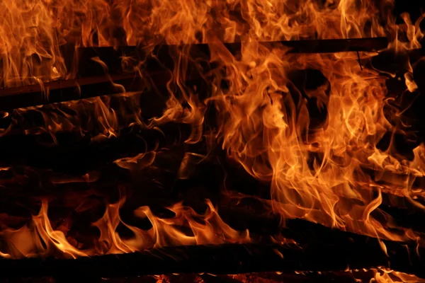 De eeuwige vlam zal altijd branden. Brandend vuur. Een onbrandbare vlam. Stomme avond. Branden van vlam. — Stockfoto