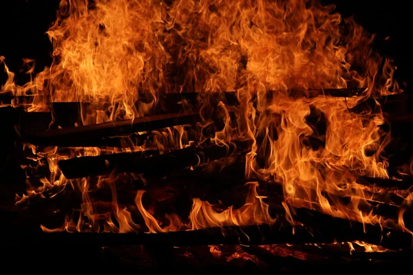 De eeuwige vlam zal altijd branden. Brandend vuur. Een onbrandbare vlam. Stomme avond. Branden van vlam. — Stockfoto