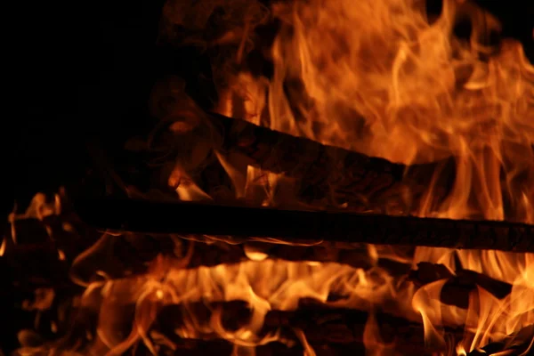 De eeuwige vlam zal altijd branden. Brandend vuur. Een onbrandbare vlam. Stomme avond. Branden van vlam. — Stockfoto