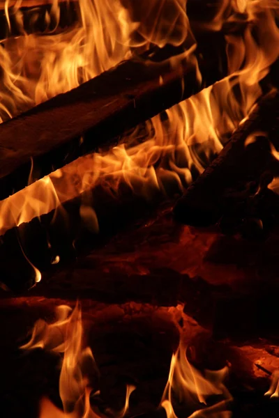 De eeuwige vlam zal altijd branden. Brandend vuur. Een onbrandbare vlam. Stomme avond. Branden van vlam. — Stockfoto