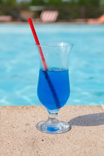 Cocktail azul perto da piscina — Fotografia de Stock