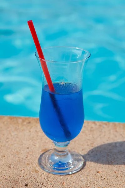 Cocktail azul perto da piscina — Fotografia de Stock