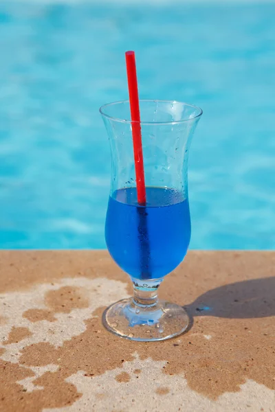 Cocktail azul perto da piscina — Fotografia de Stock