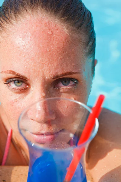 Menina com coquetel perto da piscina — Fotografia de Stock