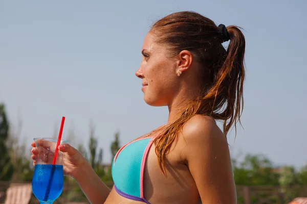 Ragazza con cocktail vicino alla piscina — Foto Stock