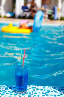 Mavi havuzu kokteyl