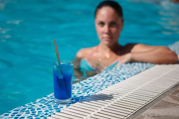 Ragazza con cocktail vicino alla piscina — Foto Stock