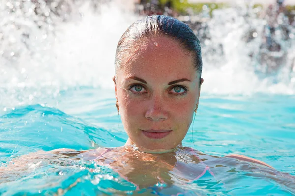 Ragazza in piscina — Foto Stock