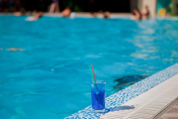 Cocktail azul perto da piscina — Fotografia de Stock