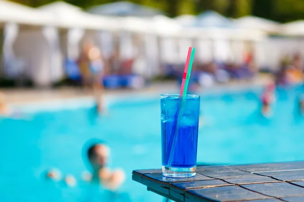 Cocktail azul perto da piscina — Fotografia de Stock